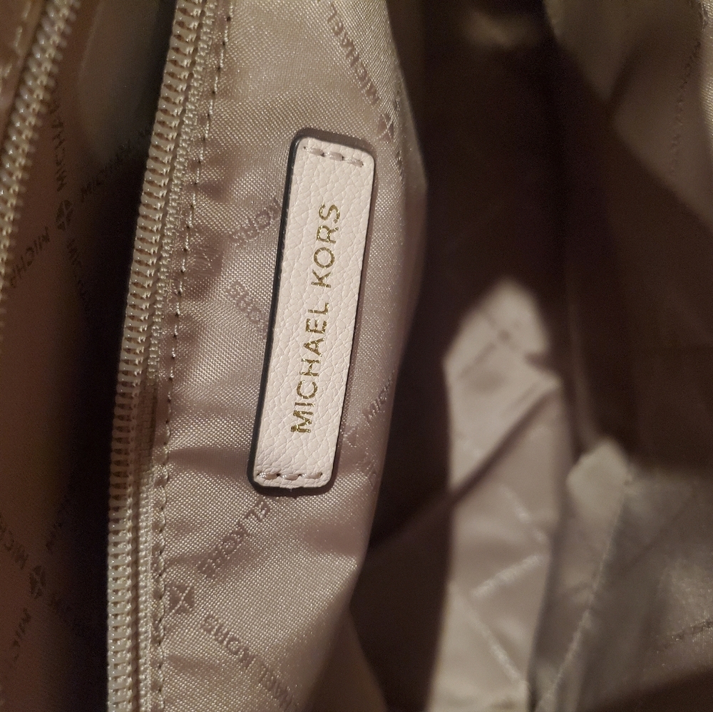 Michael Kors Charlotte Large Saffiano Bag - Picture 6 of 11